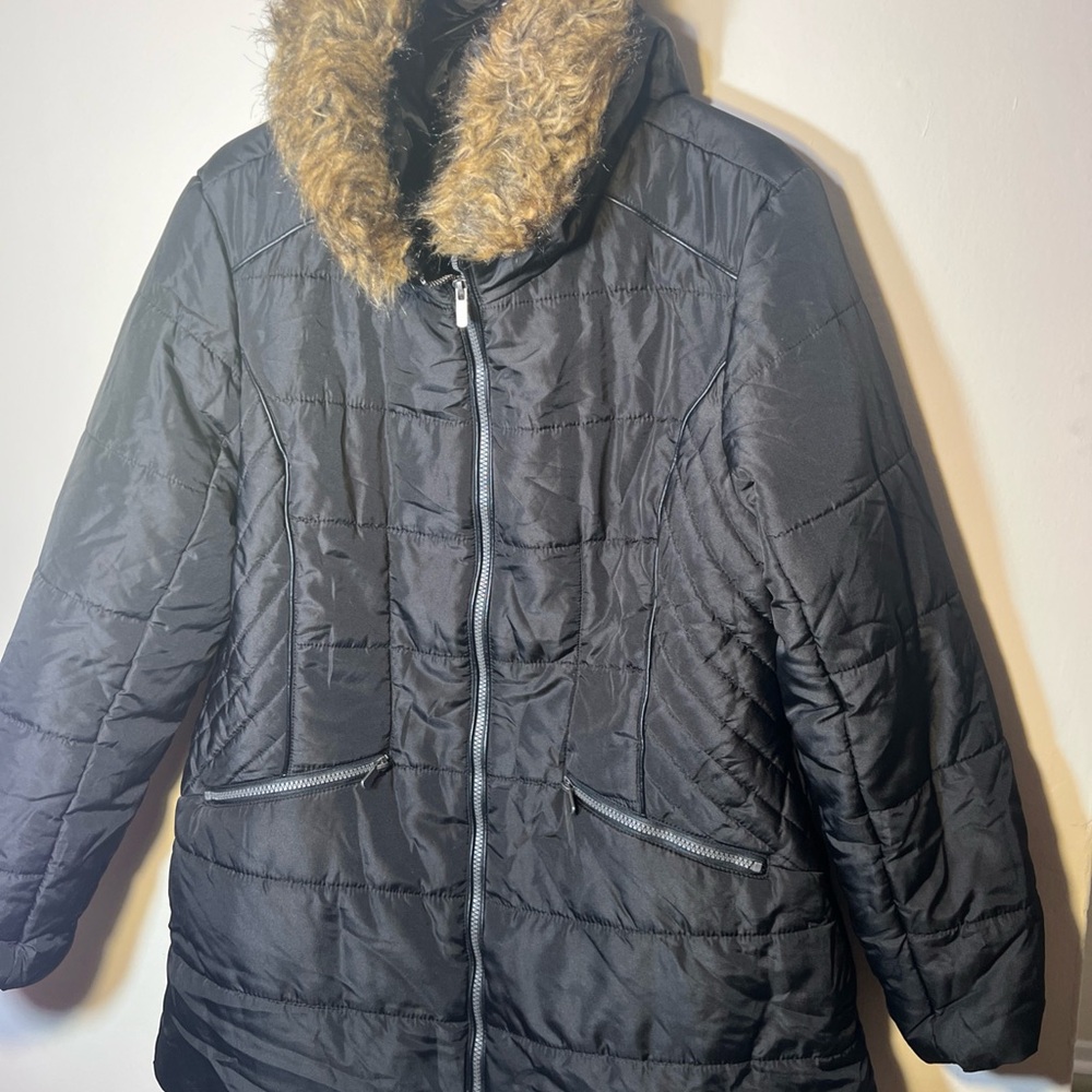 Elegant Black Puffer Jacket with Faux Fur Trim
